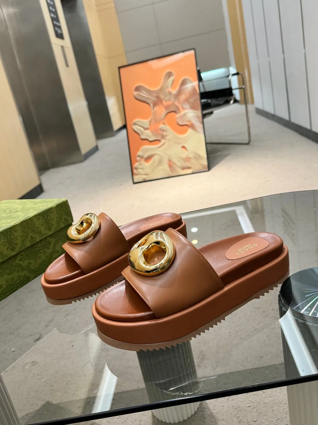 👟👟Ex-factory price 460👟👟 Shipped all year round, Gucci's latest limited edition thick-soled slippers. Top quality for sale. Purchase genuine product for development. The material and workmanship are consistent with the original. Upper: cowhide. Lining: dyed sheepskin. Outsole: Italian private model outsole. Size: 35-43M standard size. 41, 42, 43 are also custom-made and cannot be returned or exchanged. Sole thickness: 5.5cm. Forefoot 4cm.